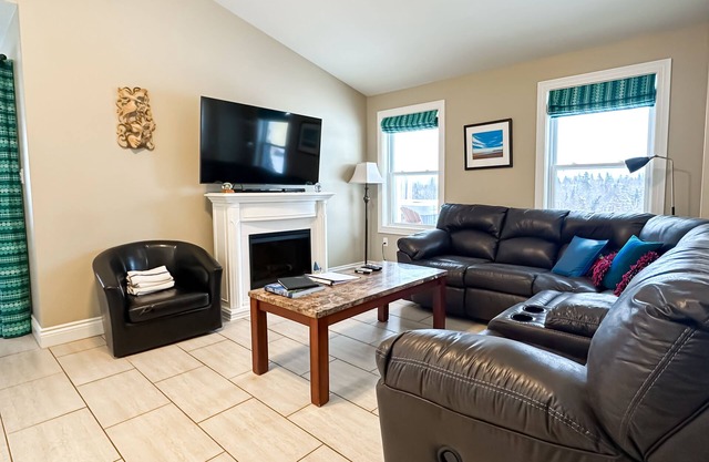 Deluxe Two Bedroom with Outdoor Hot Tub & Fireplace