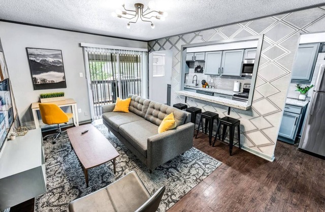 Denali: 2 Bedroom, Walk to A&M, Comfy King Beds