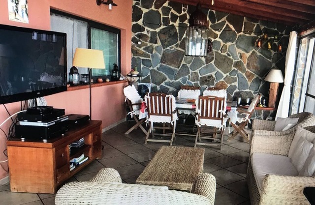 Dependance of about 100 square meters, with swimming pool shared with the owners.