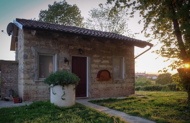Dependance Rose, a romantic living room with double bed and bathroom