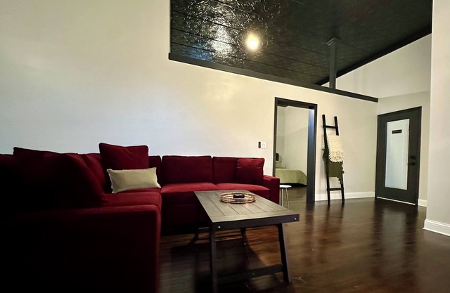 Depot Suite: First-Floor Historic Loft at Katy Trail, 4 Minutes to Hermann