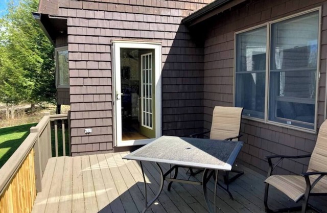 Derby Manor Close to Jay Peak, cross country skiing, bike trails , lakes