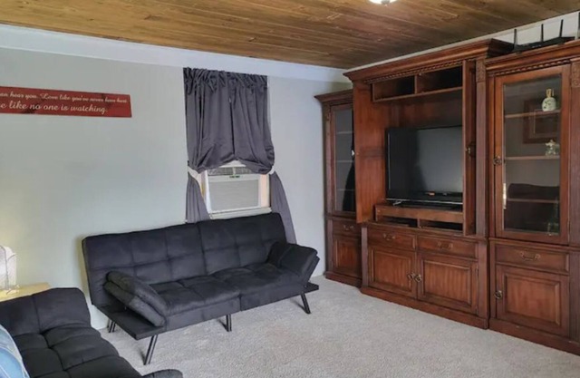 Derekville #10 - Private Unit - Gated Pool