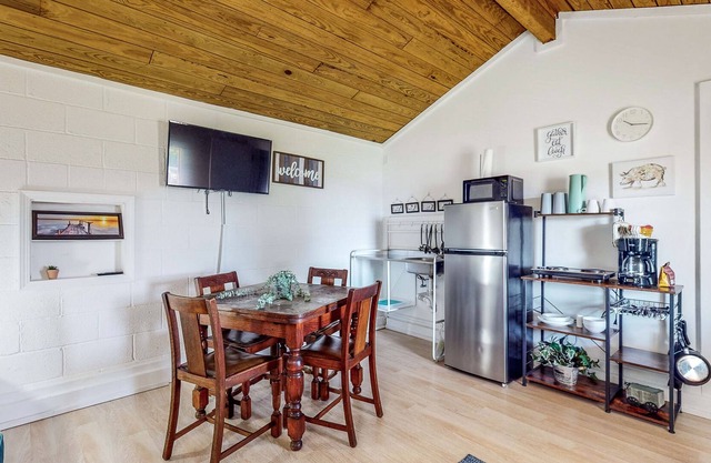 Derekville Unit #5 | Condo in Clifton with pool & hot tub