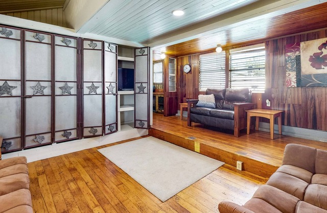Derekville Unit #8 | Condo in Clifton with pool & hot tub