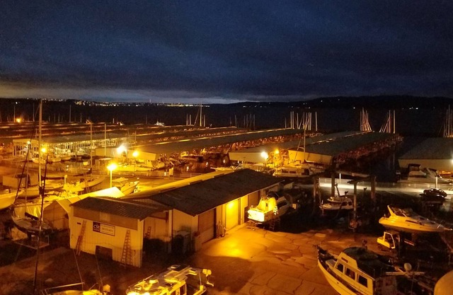 Des Moines Marina Gem close to SEATAC