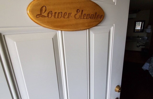 Deschutes Motel - Lower Elevator - Queen Suite w/ 1 Queen Bed