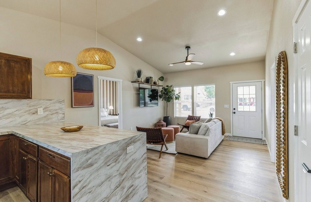 Desert Bliss - Stylish Kennewick 2-bed Home