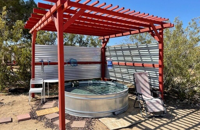 Desert Cabin Retreat/2.5 Acres/Pool/Wifi/King Bed