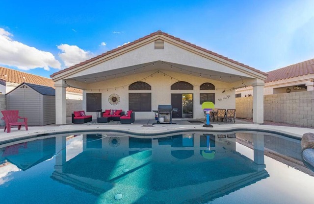 Desert Dame CHIC Family Retreat FREE POOL HEAT!