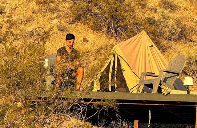 Desert Den: Your Oasis For Two with Mountain Views