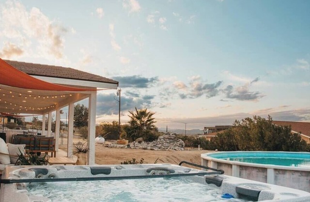 Desert Disco, ideal getaway with pool and jacuzzi.