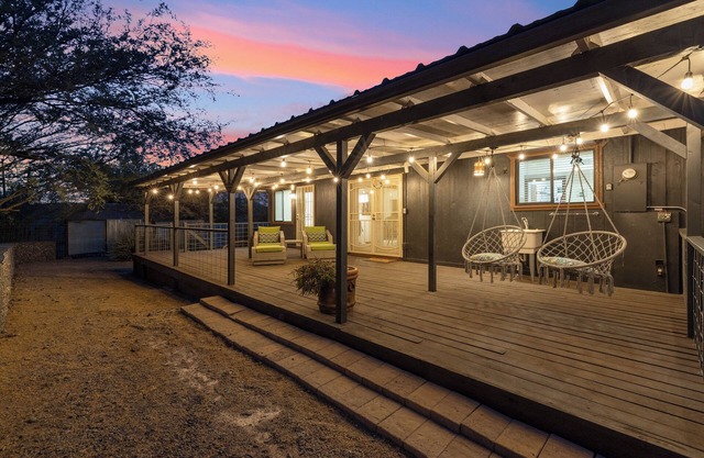 Desert Escape for Families & Friends – 3BR with Games, Hot Tub & Outdoor Dining