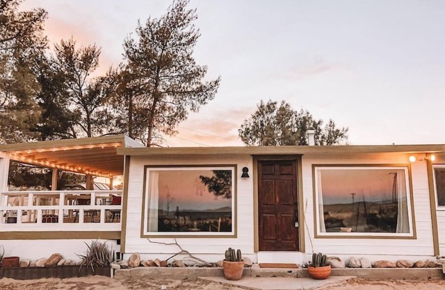 Desert Escape, Sweeping Views, 2.5 Fenced Acres, Hot Tub · Golden Hour House