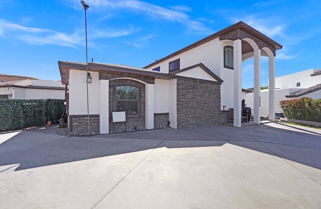 Private entry, King foam bed NewAC, internet, shutters- 5 star location-West EP