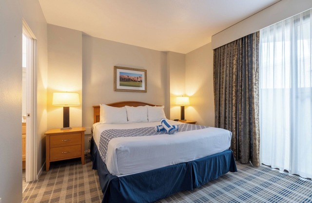 Desert Getaway 3 Unites! Kitchen, Pools & Free Parking!