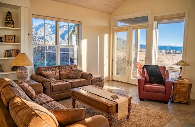 "Desert Haven: Luxe Stay, Hot Tub, Majestic Views"