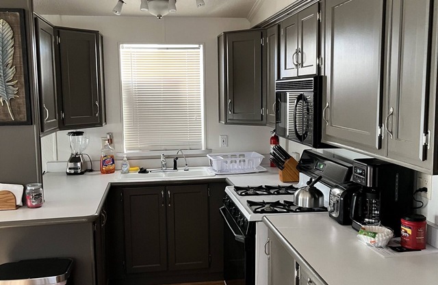 Desert Home Place: Yuma Foothills Home sleeps 4, Pool & View, in Quiet area.