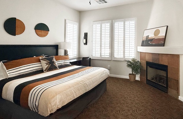 Desert King Room w/Mountain Views in Resort Villa