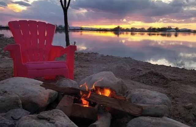 Desert Lake Cottage: Lake fun and desert adventuring