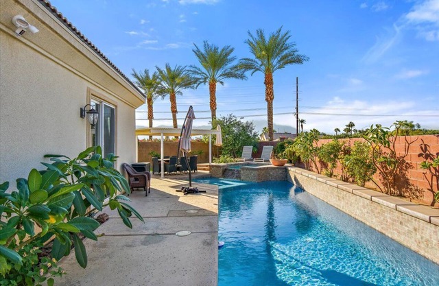 Desert Living 3 Bedroom House with Pool/spa!
