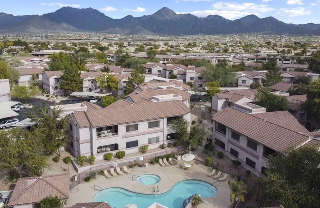 Desert Modern Condo 15 minutes from Old Town, hiking trails and more!