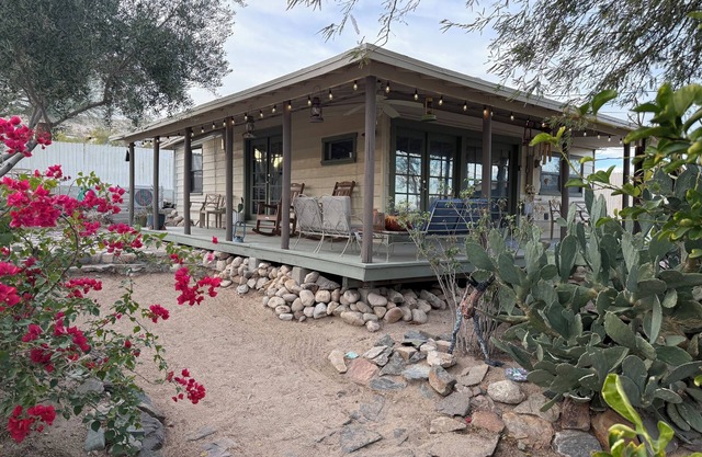 Desert Oasis-Hot Tub-Romantic Getaway-Writer's/Artist's studio-7 min from JTNP