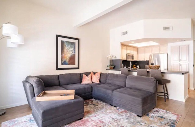 Desert Oasis Retreat: Chic Condo in Palm Desert Paradise with Private Spa