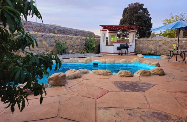 Desert Oasis, Spacious 4-bedroom house 2 king bed w/ Heated Pool & Jacuzzi