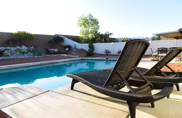 Desert Oasis with Pool, Mountain Views & Golf (ideal for long stays)