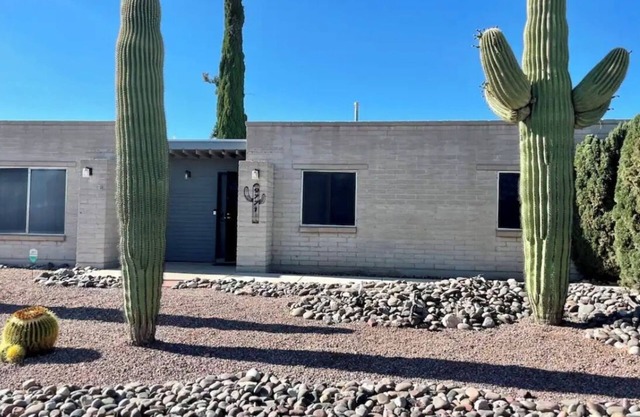 Desert paradise with pool. Charming 3-bedroom house pet friendly in Tucson!