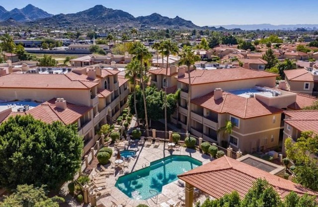 Desert retreat, 3 pools, free parking, PAC MAN, Pickleball, Basketball, Internet
