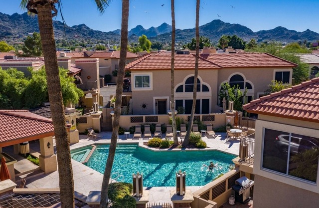 Desert Retreat, Gated, 3 Pools, Kingsize-Betten, Kabel, WiFi, kostenlose Parkplätze, PAC MAN!