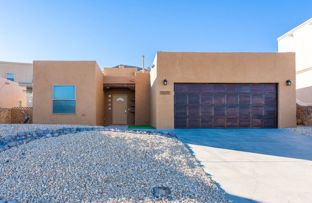 Desert Retreat! Hot Tub! Pet friendly! EV!