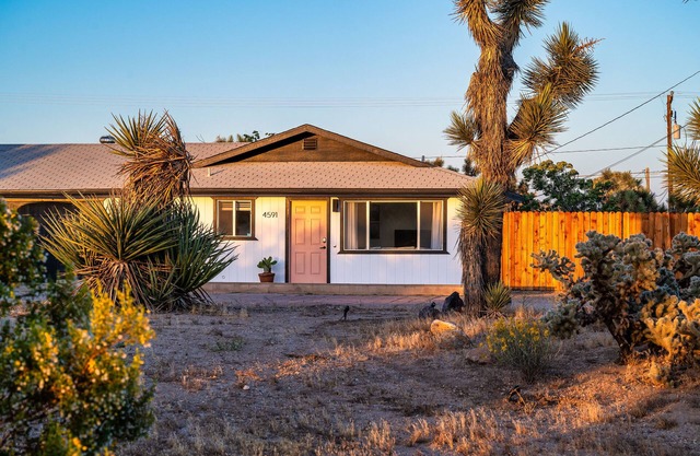 Desert Retreat, Hot tub, views, fire pit, games, EV charger