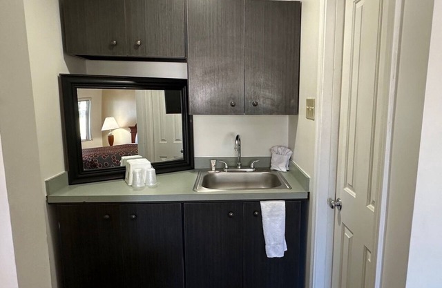 Desert Sands Inn & Suites