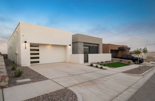 Desert Star Getaway! Newly Built Custom Home, Fully Stocked