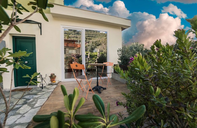 Design-Apartment im Erdgeschoss einer Villa in einem typisch ligurischen Dorf,