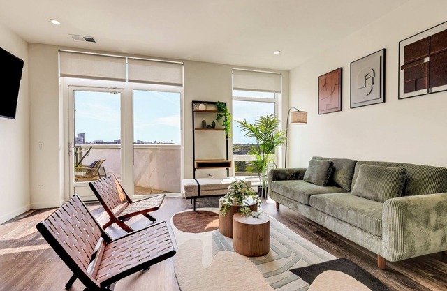 Designer 3BR Penthouse l Private Patio l Rooftop l Gym l 5-Star Location