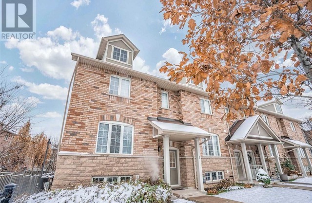 ★Designer 4BR Executive Townhome w/Parking