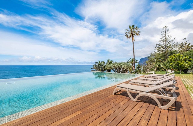 Designer-Ferienwohnung mit Balkon, Meerblick, Infinitypool & direktem Meerzugang