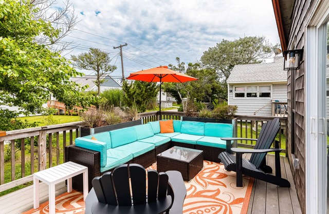 Designer beach cottage & studio with bikes, outdoor shower, deck - walk to beach