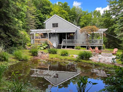 Designer Chalet with Hot Tub and Fire Pit