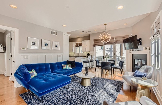 Designer Condo 2 Blocks to Beach w Private Hot Tub