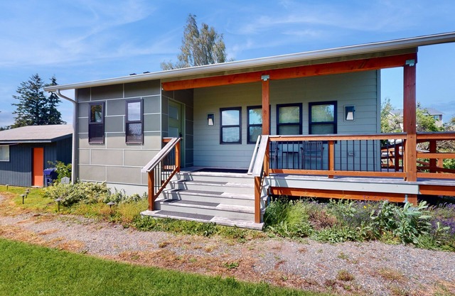 Designer Cottage | Accessible Kitchen & Bathroom | 5 Minutes to Downtown