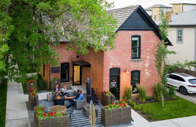 *Designer Downtown* Modern Loft + Outdoor Patio!