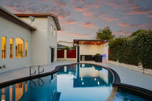 Designer Dream- Pool and spa- Game Room- Sleeps 10