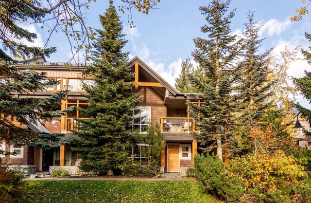 Designer home - A/C, pool, hot tub & free parking