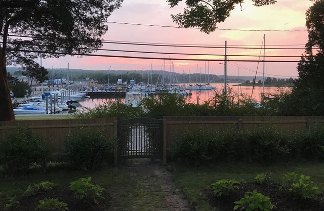 Designer Home mit Blick auf den Yachthafen und spektakulärem Sonnenuntergang