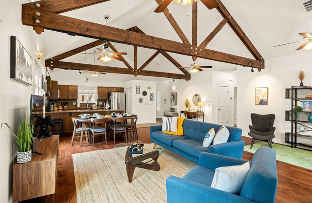 Designer Home in the Heart of Historic Dripping Springs-The Murray House